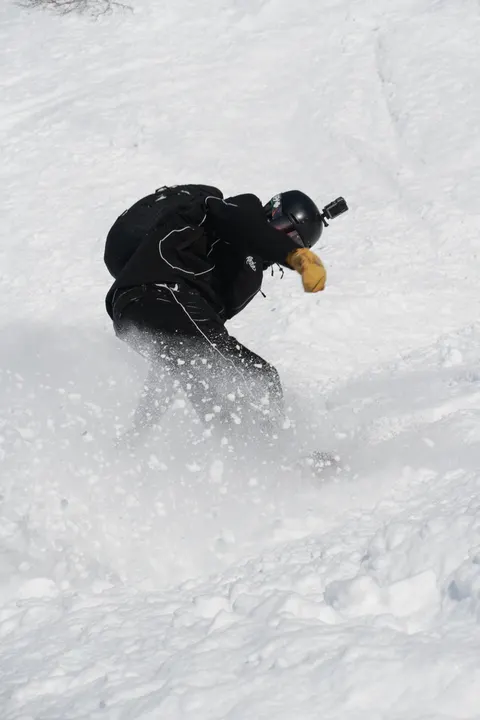 Snowboarder spraying powder