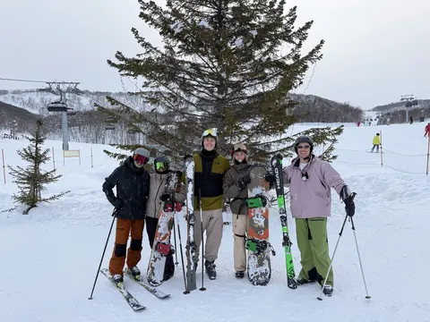 Big group of housemates on the slope